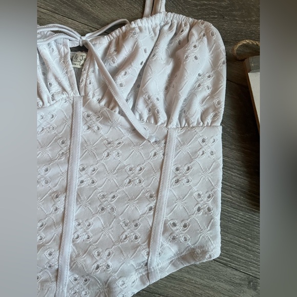 jolie and joy corset style milkmaid cropped tank top in white. Size L - Picture 3 of 5